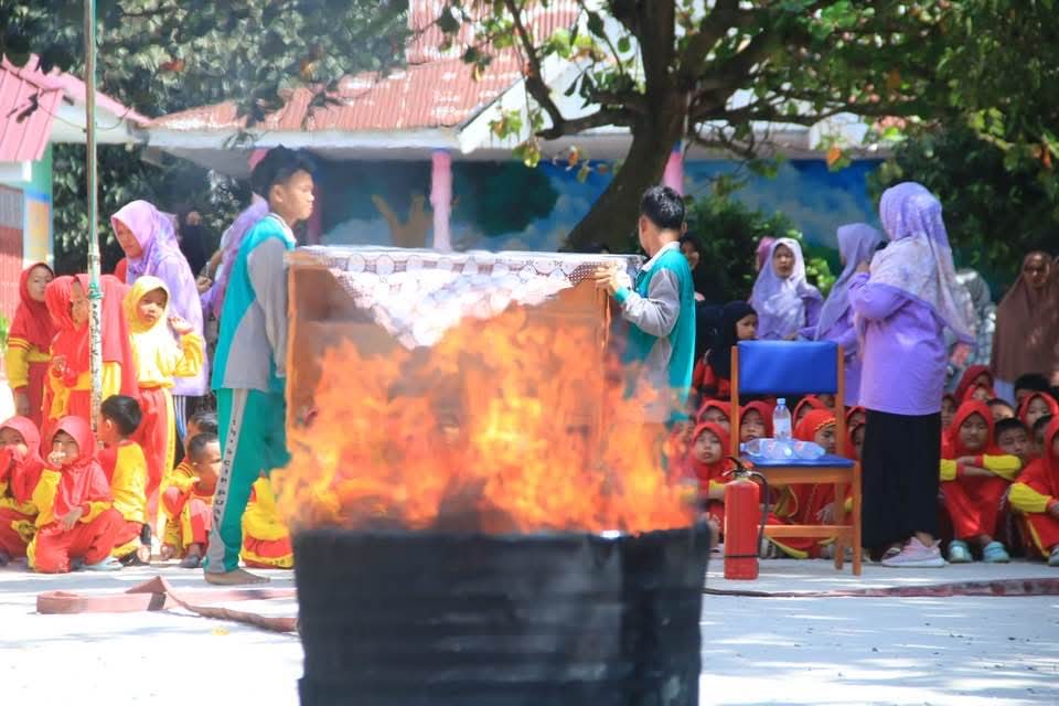 Sosialisasi dan Simulasi Pemadam Kebakaran (DAMKAR)